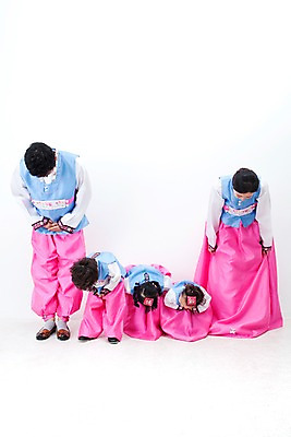 포토 JPG 전신 한국문화 한국전통 전통 라이프스타일 여자 명절 남자 딸 행복 문화 아들 어린이 가족 엄마 한국 실내 사랑 가족애 서기 미소 웃음 누끼 사람 동양인 소년 여러명 성인 라이프 30대 설날 추석 유치원생 기쁨 한국인 새해인사 자녀 아기 인사 절 아빠 전통의상 한복 즐거움 세배 다자녀 국내포토 동양문화 기념일 감정 아시아 다수 관계 모션 새해 표정 인종 내부 생활 장년 예절 절_인사 파일형식