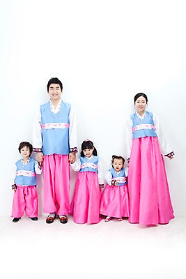 포토 JPG 전신 한국문화 한국전통 전통 라이프스타일 여자 명절 남자 딸 행복 문화 아들 어린이 가족 엄마 한국 실내 사랑 가족애 서기 미소 웃음 누끼 사람 동양인 소년 여러명 성인 라이프 30대 설날 추석 손잡기 유치원생 기쁨 한국인 자녀 아기 아빠 전통의상 한복 즐거움 다자녀 국내포토 동양문화 기념일 감정 아시아 다수 관계 모션 표정 인종 내부 생활 장년 파일형식