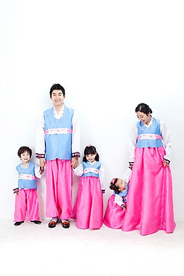 포토 JPG 전신 한국문화 한국전통 전통 라이프스타일 여자 명절 남자 딸 행복 문화 아들 어린이 가족 엄마 한국 실내 사랑 가족애 서기 미소 웃음 누끼 사람 동양인 소년 여러명 성인 라이프 30대 설날 추석 손잡기 유치원생 기쁨 한국인 자녀 아기 아빠 전통의상 한복 즐거움 다자녀 국내포토 동양문화 기념일 감정 아시아 다수 관계 모션 표정 인종 내부 생활 장년 파일형식