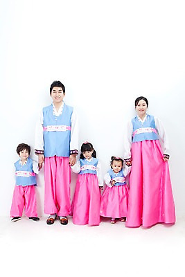 포토 JPG 전신 한국문화 한국전통 전통 라이프스타일 여자 명절 남자 딸 행복 문화 아들 어린이 가족 엄마 한국 실내 사랑 가족애 서기 미소 웃음 누끼 사람 동양인 소년 여러명 성인 라이프 30대 설날 추석 손잡기 유치원생 기쁨 한국인 자녀 아기 아빠 전통의상 한복 즐거움 다자녀 국내포토 동양문화 기념일 감정 아시아 다수 관계 모션 표정 인종 내부 생활 장년 파일형식