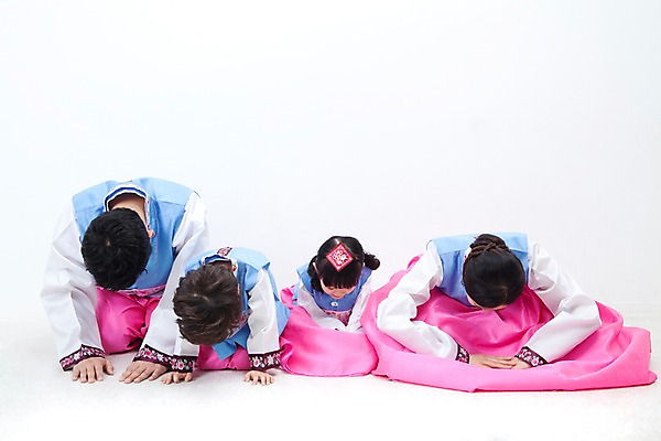 포토 JPG 전신 한국문화 한국전통 전통 라이프스타일 여자 명절 남자 딸 행복 문화 아들 어린이 가족 엄마 한국 실내 사랑 가족애 미소 웃음 누끼 사람 앉기 동양인 소년 여러명 성인 라이프 30대 설날 추석 유치원생 기쁨 한국인 새해인사 자녀 인사 절 아빠 전통의상 한복 즐거움 세배 국내포토 동양문화 기념일 감정 아시아 다수 관계 모션 새해 표정 인종 내부 생활 장년 예절 절_인사 파일형식