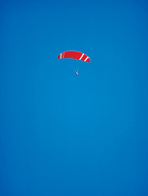 JPG 주간 구름 로우앵글 컬러 하늘 레저 한명 사람 풍경 야외 공중 레포츠 파란색 맑음 낙하산 패러글라이딩 행글라이더 글라이더 자연요소 1 스포츠 뷰포인트 날씨 파일형식