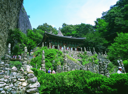 포토 JPG 주간 한국문화 한국전통 전통 건축물 건축 아시아 종교 전통문화 로우앵글 고건축 불교 종교건축 종교시설 산 한국 풍경 여러명 야외 관광지 여행객 탑 동양건축 문화재 사찰 사원 역사 석탑 전라북도 전라도 산속 마이산 탑사 탑쌓기 국내포토 자연요소 동양문화 나라 문화 뷰포인트 여행 다수 비즈니스 모션 사람 시설 진안 파일형식 동양