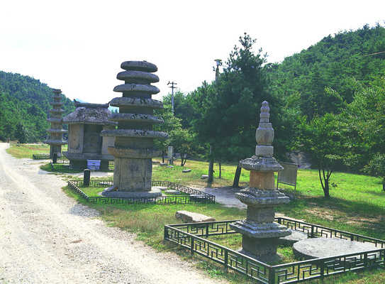 유물 풍경 탑 문화재 사찰 보물797호 보물798호 보물제797호 보물제798호 석조불감 운주사 운주사석조불감쌍배불좌상 운주사칠층석탑 원형다층석탑 칠층석탑 전통 건축물 종교건축 석탑 화순 불좌상