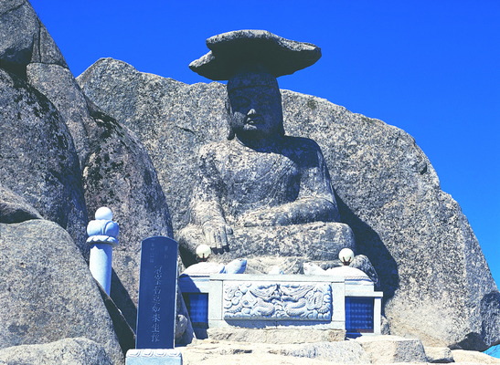 포토 JPG 주간 한국문화 한국전통 전통 아시아 종교 전통문화 불교 유물 한국 석조 사람없음 야외 조형물 조각상 문화재 돌_바위 바위 역사 경상북도 경상도 비석 불상 부처 석상 보물 경산 관봉석조여래좌상 보물431호 보물제431호 팔공산 팔공산갓바위 국내포토 자연요소 동양문화 나라 문화 산 미술 영덕 대구_한국 파일형식 불좌상