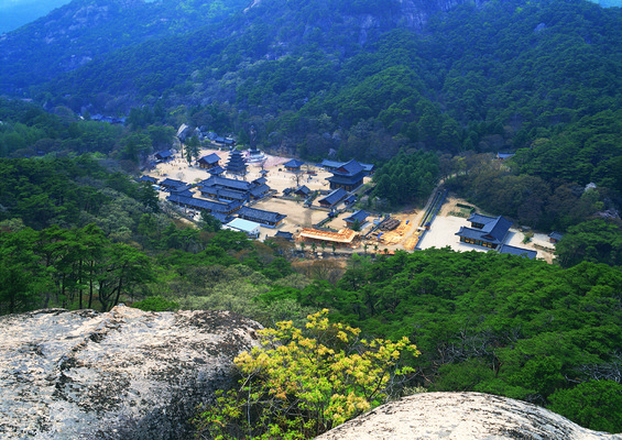 포토 JPG 주간 한국문화 한국전통 전통 건축물 건축 아시아 종교 전통문화 고건축 불교 종교건축 종교시설 유물 산 한국 풍경 사람없음 야외 건물 하이앵글 조형물 동양건축 문화재 사찰 사원 역사 신라 부처 산속 청동 충청도 충청북도 법주사 법주사금동미륵대불 보은 속리산 입상 청동불상 국내포토 자연요소 동양문화 나라 문화 뷰포인트 비즈니스 미술 한국사 상패 불상 시설 파일형식 동양