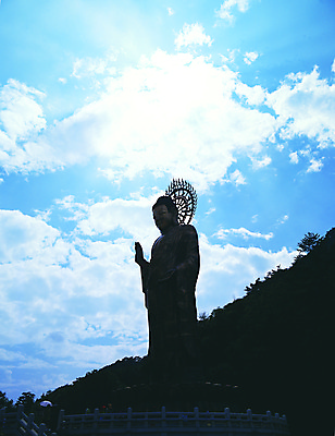포토 JPG 주간 구름 한국문화 한국전통 전통 실루엣 아시아 종교 전통문화 불교 종교시설 하늘 유물 산 한국 풍경 사람없음 야외 조형물 맑음 어둠 문화재 사찰 사원 역사 신라 불상 부처 역광 청동 충청도 충청북도 금동미륵대불 법주사 법주사금동미륵대불 보은 속리산 입상 청동불상 국내포토 자연요소 동양문화 나라 문화 비즈니스 종교건축 날씨 촬영기법 미술 한국사 상패 시설 파일형식