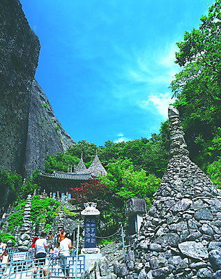 포토 JPG 주간 한국문화 한국전통 전통 건축물 건축 아시아 종교 전통문화 고건축 불교 종교건축 종교시설 산 한국 풍경 여러명 야외 관광지 여행객 탑 동양건축 문화재 사찰 사원 역사 석탑 전라북도 전라도 산속 마이산 탑사 탑쌓기 국내포토 자연요소 동양문화 나라 문화 여행 다수 비즈니스 모션 사람 시설 진안 파일형식 동양