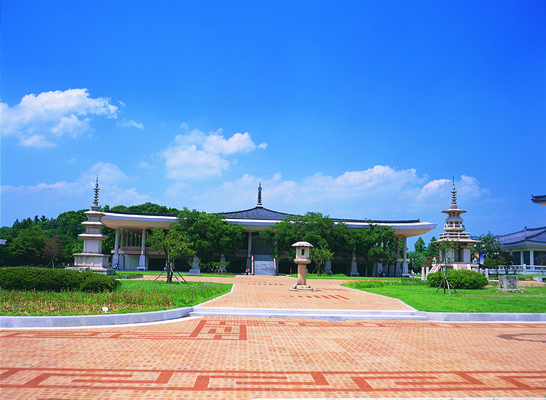 포토 JPG 주간 구름 한국문화 한국전통 전통 건축물 건축 아시아 전통문화 하늘 한국 풍경 사람없음 야외 건물 관광지 탑 맑음 문화재 경주 역사 석탑 경상북도 경상도 전시회 박물관 국립박물관 국내포토 자연요소 동양문화 나라 문화 여행 날씨 전시 파일형식