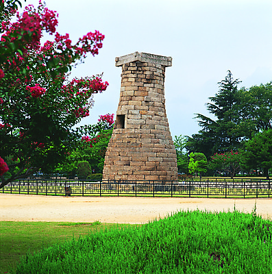 포토 JPG 주간 나무 식물 한국문화 한국전통 전통 건축물 건축 꽃 아시아 전통문화 고건축 유적 유적지 유물 한국 꽃나무 석조 풍경 사람없음 야외 건물 울타리 동양건축 문화재 돌_바위 경주 역사 신라 경상북도 경상도 국보 첨성대 천문대 국내포토 자연요소 동양문화 나라 문화 담장 경주_경상북도 한국사 파일형식 동양
