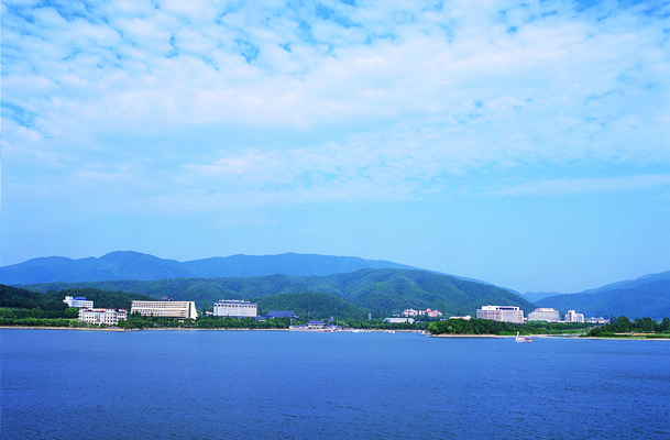 포토 JPG 주간 구름 건축물 아시아 호수 여행 하늘 휴식 산 한국 풍경 사람없음 야외 건물 관광지 강 맑음 경주 경상북도 경상도 휴양지 보문단지 보문호 국내포토 자연요소 건축 나라 컨셉 날씨 장소 경주_경상북도 파일형식