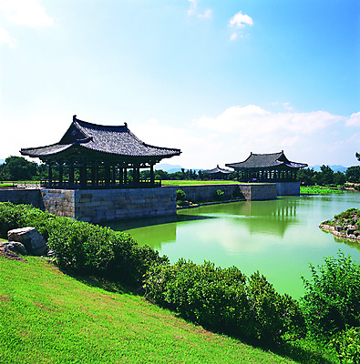 포토 JPG 주간 나무 식물 구름 한국문화 한국전통 전통 건축물 건축 아시아 전통문화 고건축 유적 건축양식 유적지 하늘 한국 물그림자 그림자 풍경 사람없음 야외 건물 반사 맑음 동양건축 문화재 경주 연못 역사 신라 경상북도 경상도 정자 안압지 국내포토 자연요소 동양문화 나라 문화 날씨 경주_경상북도 한국사 파일형식 동양
