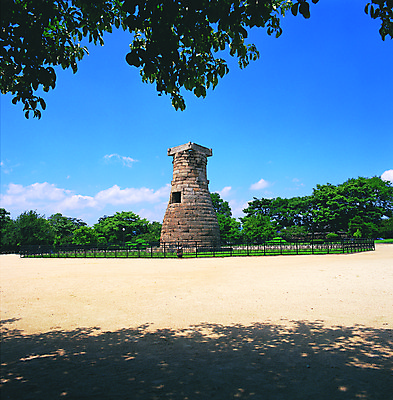 포토 JPG 주간 나무 식물 구름 한국문화 한국전통 전통 건축물 건축 아시아 전통문화 고건축 유적 유적지 하늘 유물 한국 석조 그림자 풍경 사람없음 야외 건물 맑음 동양건축 문화재 돌_바위 경주 역사 신라 경상북도 경상도 국보 첨성대 천문대 국내포토 자연요소 동양문화 나라 문화 날씨 경주_경상북도 한국사 파일형식 동양
