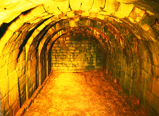 포토 JPG 한국문화 한국전통 전통 건축물 건축 아시아 전통문화 유적 유적지 조명 한국 실내 석조 사람없음 내부 건물 빛 어둠 원근감 문화재 돌_바위 빈티지 역사 국보 창고 저장 아치 저장고 냉동고 빙고 석빙고 얼음저장고 얼음창고 국내포토 동양문화 나라 문화 뷰포인트 컨셉 고건축 파일형식