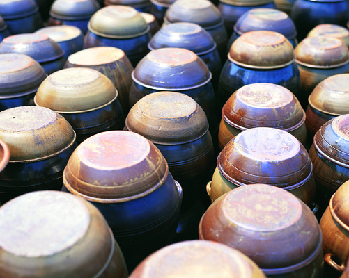 포토 JPG 주간 한국문화 한국전통 전통 식기 아시아 전통문화 생활용품 다수 백그라운드 주방용품 한국 풍경 사람없음 야외 하이앵글 여러개 시골 항아리 오브젝트 토기 국내포토 자연요소 동양문화 나라 문화 뷰포인트 도자기 용기_그릇 파일형식