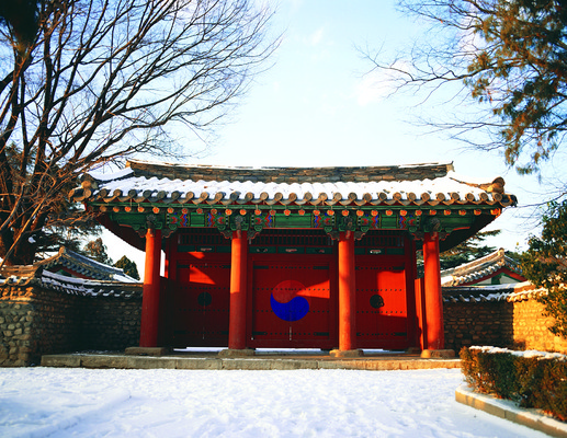 포토 JPG 주간 나무 식물 한국문화 한국전통 전통 건축물 계절 건축 아시아 전통문화 고건축 겨울 건축양식 출입구 한옥 한국 기와 기와집 풍경 사람없음 야외 건물 담장 문 정원 동양건축 눈 대문 태극 국내포토 자연요소 동양문화 문양 나라 문화 날씨 파일형식 동양