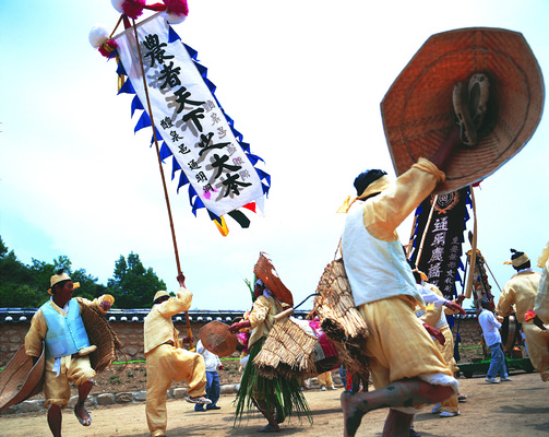 포토 JPG 주간 한국문화 한국전통 전통 아시아 전통문화 한국 사람 동양인 풍경 이벤트 여러명 야외 축제 전통놀이 깃발 전통의상 민속 깃대 전통행사 민속제 전통축제 국내포토 자연요소 동양문화 나라 문화 다수 놀이 인종 파일형식