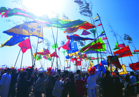 포토 JPG 주간 한국문화 한국전통 전통 아시아 전통문화 한국 사람 동양인 풍경 이벤트 여러명 야외 축제 전통놀이 깃발 군중 민속 깃대 전통행사 민속제 전통축제 행렬 행진 국내포토 자연요소 동양문화 나라 문화 다수 모션 놀이 인종 파일형식