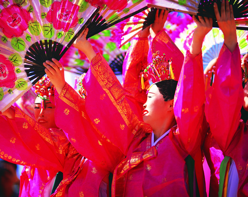 포토 JPG 주간 한국문화 한국전통 전통 여자 아시아 전통문화 한국 사람 동양인 풍경 이벤트 여러명 야외 축제 전통놀이 댄서 춤 부채 전통의상 한복 전통무용 민속 전통행사 부채춤 민속제 전통축제 여자만 국내포토 자연요소 직업 동양문화 나라 문화 다수 놀이 문화예술 인종 전통공연 파일형식