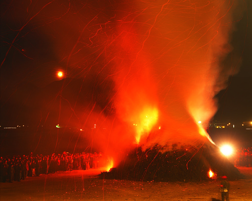 포토 JPG 한국문화 한국전통 전통 아시아 전통문화 야경 불 한국 사람 이벤트 여러명 야외 축제 전통놀이 어둠 군중 저녁 구경 민속 정월대보름 전통행사 세시풍속 소각 달집사르기 달집태우기 민속제 전통축제 국내포토 자연요소 동양문화 명절 나라 문화 다수 놀이 야간 파일형식 풍경_경치