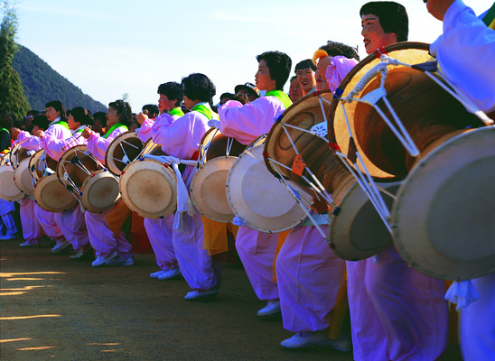 포토 JPG 주간 한국문화 한국전통 전통 아시아 전통문화 악기 타악기 한국 국악기 사람 동양인 풍경 이벤트 여러명 야외 축제 전통놀이 군중 전통의상 풍물놀이 사물놀이 장구 민속 전통행사 민속제 전통축제 풍악 풍악놀이 국내포토 자연요소 동양문화 나라 문화 음악 다수 놀이 국악 인종 전통공연 파일형식