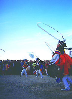 포토 JPG 주간 한국문화 한국전통 전통 아시아 전통문화 악기 타악기 한국 국악기 사람 동양인 풍경 이벤트 여러명 야외 축제 전통놀이 군중 전통의상 풍물놀이 사물놀이 구경 북 민속 관람 징 꽹과리 전통행사 민속제 상모돌리기 전통축제 풍악 풍악놀이 국내포토 자연요소 동양문화 나라 문화 음악 다수 놀이 국악 인종 전통공연 파일형식