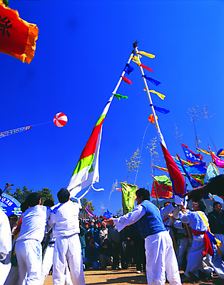 포토 JPG 주간 한국문화 한국전통 전통 아시아 전통문화 한국 사람 동양인 풍경 이벤트 여러명 야외 축제 전통놀이 군중 전통의상 구경 민속 관람 전통행사 민속제 전통축제 국내포토 자연요소 동양문화 나라 문화 다수 놀이 인종 파일형식
