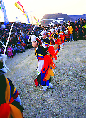 포토 JPG 주간 한국문화 한국전통 전통 아시아 전통문화 악기 타악기 한국 국악기 사람 동양인 풍경 이벤트 여러명 야외 축제 전통놀이 군중 전통의상 풍물놀이 사물놀이 구경 북 장구 민속 관람 징 전통행사 민속제 상모돌리기 전통축제 풍악 풍악놀이 국내포토 자연요소 동양문화 나라 문화 음악 다수 놀이 국악 인종 전통공연 파일형식
