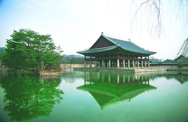 포토 JPG 주간 나무 식물 한국문화 한국전통 전통 건축물 건축 아시아 전통문화 고건축 유적 유적지 서울 한국 물그림자 풍경 사람없음 야외 건물 반사 동양건축 문화재 연못 조선시대 정자 경복궁 경회루 국내포토 자연요소 동양문화 나라 문화 그림자 궁전 역사 파일형식 동양