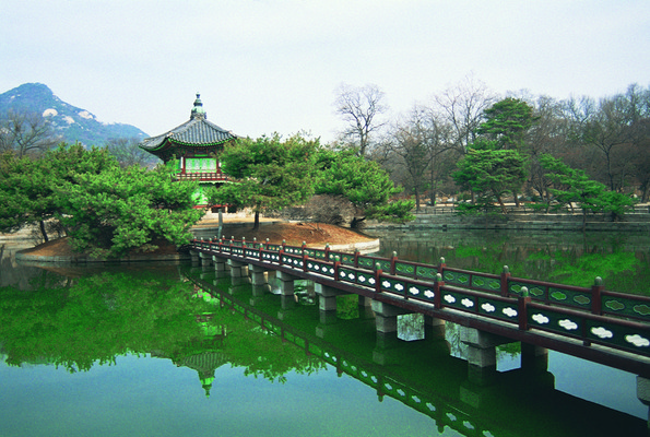 포토 JPG 주간 나무 식물 한국문화 한국전통 전통 건축물 건축 아시아 전통문화 고건축 유적 유적지 서울 한국 물그림자 풍경 사람없음 야외 건물 반사 동양건축 문화재 연못 조선시대 정자 경복궁 향원정 가교 국내포토 자연요소 동양문화 나라 문화 그림자 궁전 역사 누각 파일형식 동양