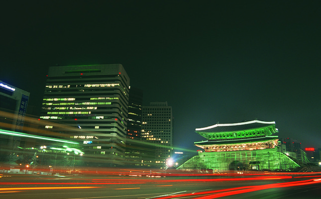포토 JPG 건축물 건축 아시아 도로 고건축 야경 거리 서울 한국 거리풍경 빌딩 사람없음 야외 건물 빛 도시풍경 동양건축 어둠 차도 문화재 도시 도심 저녁 숭례문 국보 속도 국내포토 나라 길 교통시설 풍경 야간 랜드마크 파일형식 동양 풍경_경치