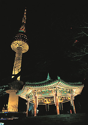 포토 JPG 건축물 건축 아시아 로우앵글 고건축 야경 건축양식 조명 서울 한국 사람없음 야외 건물 빛 도시풍경 탑 동양건축 어둠 도시 저녁 정자 남산 남산타워 국내포토 나라 뷰포인트 풍경 야간 랜드마크 파일형식 동양 풍경_경치