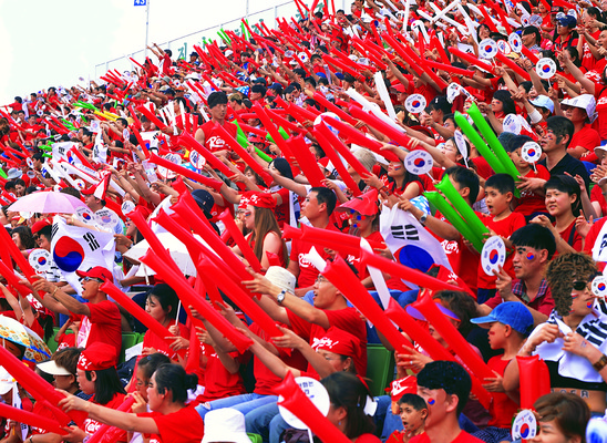 포토 JPG 주간 아시아 문화 컬러 응원 한국 사람 동양인 여러명 야외 빨간색 축구 한국인 응원용품 부채 팬 군중 태극기 붉은악마 응원단 관람 객석 응원석 월드싸커 국내포토 자연요소 나라 스포츠 다수 인종 구기 국기 오브젝트 파일형식