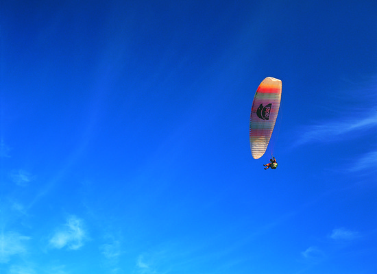 JPG 주간 구름 로우앵글 컬러 하늘 레저 한명 사람 풍경 야외 공중 레포츠 파란색 맑음 낙하산 패러글라이딩 행글라이더 글라이더 자연요소 1 스포츠 뷰포인트 날씨 파일형식