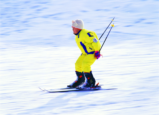 포토 JPG 주간 전신 계절 남자 어린이 스포츠 겨울 레저 스키 겨울스포츠 스키장 한명 서기 사람 동양인 풍경 소년 야외 옆모습 레포츠 운동 눈 막대기 승차 스키복 폴 남자만 남자한명만 어린이만 소년만 소년한명만 국내포토 자연요소 1 옷 뷰포인트 모션 날씨 건강 인종 스키용품 파일형식
