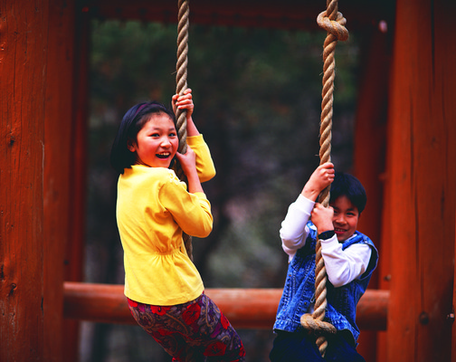 포토 JPG 주간 여자 남자 어린이 밧줄 줄 장난 놀이 매달리기 미소 웃음 사람 동양인 소녀 소년 야외 두명 놀이기구 그네 민속 어린이만 국내포토 자연요소 모션 표정 인종 파일형식