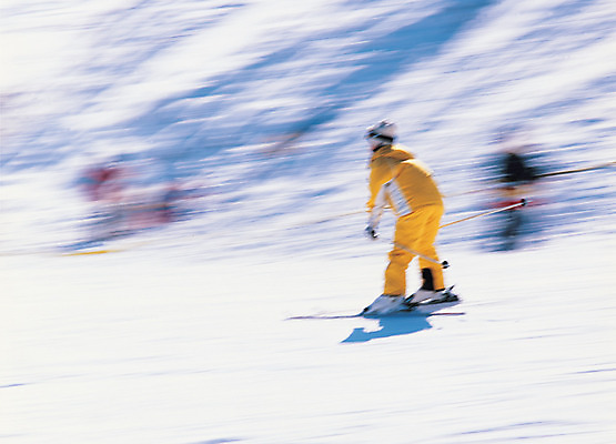 포토 JPG 주간 계절 스포츠 겨울 레저 스키 겨울스포츠 스키장 그림자 한명 사람 풍경 야외 옆모습 레포츠 운동 눈 승차 소프트포커스 속도 흔들림 국내포토 자연요소 1 뷰포인트 모션 날씨 촬영기법 건강 파일형식