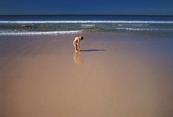 포토 JPG 주간 계절 어린이 모래 파도 바다 여행 장난 놀이 휴가 그림자 한명 서기 사람 풍경 해변 야외 여름 여름휴가 바캉스 모래사장 삽 어린이만 국내포토 자연요소 1 모션 파일형식 여름_계절
