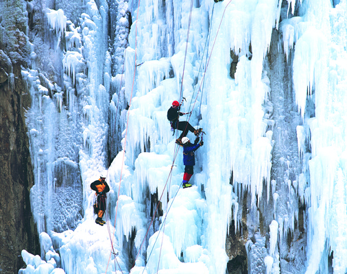 포토 JPG 주간 계절 남자 밧줄 줄 겨울 자연현상 레저 겨울스포츠 사람 풍경 야외 세명 레포츠 얼음 등산 폭포 익스트림스포츠 암벽 오르기 빙벽 빙벽등반 빙벽타기 남자만 국내포토 자연요소 벽 스포츠 모션 자연 트래킹 파일형식