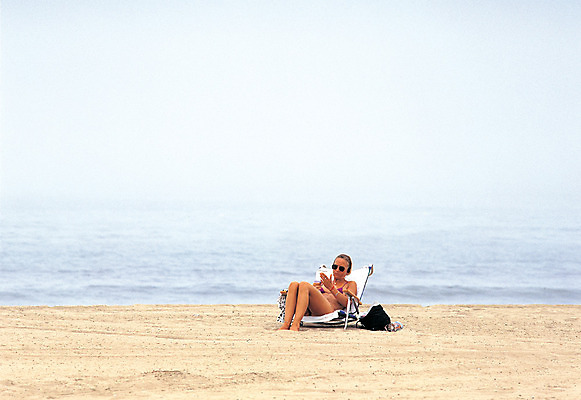 포토 JPG 주간 서양인 외국인 백인 계절 여자 수영복 모래 바다 여행 휴가 한명 사람 앉기 풍경 성인 해변 야외 여름 여름휴가 바캉스 비키니 모래사장 선탠 선베드 여자만 여자한명만 성인여자만 성인만 국내포토 자연요소 1 옷 의자 모션 인종 파일형식 여름_계절
