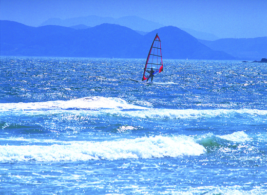 포토 JPG 주간 계절 물결 파도 바다 컬러 여행 레저 휴가 산 한명 사람 풍경 야외 여름 레포츠 파란색 윈드서핑 수상스포츠 서핑 산등성이 서퍼 윈드서퍼 국내포토 자연요소 1 스포츠 운동선수 파일형식