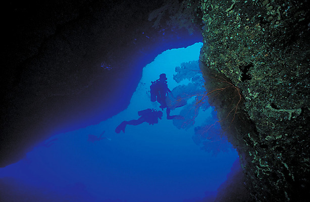 포토 JPG 주간 바다 자연 사람 풍경 여러명 야외 파란색 바닷속 해저 수중 돌_바위 바위 동굴 잠수부 잠수 생태계 스쿠버다이빙 스쿠버다이버 수중동굴 수중사진 클래식블루 트렌드컬러 국내포토 자연요소 컬러 다수 수상스포츠 전문직 파일형식 트랜드컬러
