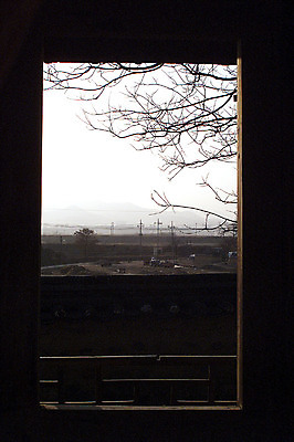 포토 JPG 주간 나무 식물 한국문화 한국전통 전통 건축 아시아 전통문화 고건축 출입구 한옥 프레임 한국 풍경 사람없음 야외 문 동양건축 어둠 나뭇가지 시골 오픈 가장자리 대문 목조 문틀 국내포토 자연요소 동양문화 건축물 나라 문화 둘레 파일형식 동양