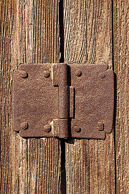 포토 JPG 주간 나무 한국문화 한국전통 전통 건축물 건축 아시아 전통문화 컬러 백그라운드 고건축 출입구 한옥 한국 근접촬영 사람없음 야외 건물 목재 갈색 문 동양건축 빈티지 부식 대문 전통문 목조 나무문 경첩 국내포토 자연요소 식물 동양문화 나라 문화 뷰포인트 컨셉 재료 파일형식 동양