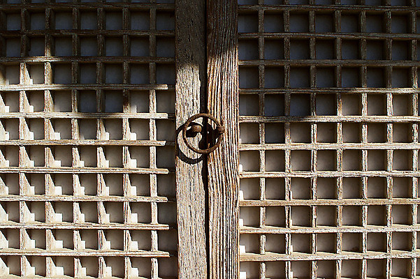 포토 JPG 주간 나무 한국문화 한국전통 전통 문양 건축물 건축 아시아 전통문화 컬러 백그라운드 고건축 무늬 패턴 출입구 한옥 한국 손잡이 그림자 근접촬영 사람없음 야외 건물 목재 빛 갈색 전통무늬 전통문양 문 동양건축 빈티지 고리 문살 격자 전통문 문고리 목조 나무문 방문 창호문 국내포토 자연요소 식물 동양문화 나라 문화 뷰포인트 컨셉 재료 파일형식 동양