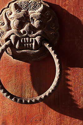 포토 JPG 주간 나무 한국문화 한국전통 전통 문양 건축물 건축 아시아 전통문화 컬러 백그라운드 고건축 무늬 출입구 한옥 한국 손잡이 그림자 근접촬영 사람없음 야외 건물 목재 빛 갈색 문 고리 대문 전통문 문고리 동물모양 목조 나무문 동물문양 국내포토 자연요소 모양 식물 동물 동양문화 나라 문화 뷰포인트 재료 파일형식