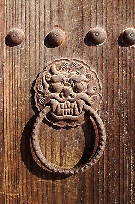 포토 JPG 주간 나무 한국문화 한국전통 전통 문양 건축물 건축 아시아 전통문화 컬러 백그라운드 고건축 무늬 출입구 한옥 한국 손잡이 그림자 근접촬영 사람없음 야외 건물 목재 갈색 문 고리 대문 전통문 문고리 동물모양 목조 나무문 동물문양 국내포토 자연요소 모양 식물 동물 동양문화 나라 문화 뷰포인트 재료 파일형식