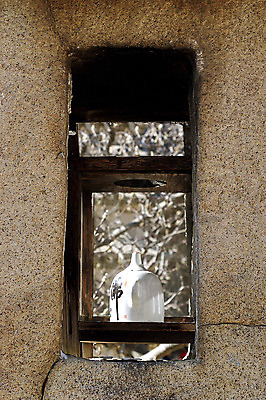 포토 JPG 주간 한국문화 한국전통 전통 아시아 전통문화 백그라운드 술병 주류 한국 사람없음 야외 돌_바위 도자기 구멍 틈 병 나무틀 창고 저장 저장고 전통주 민속주 국내포토 자연요소 동양문화 식기 나라 문화 음료 병_용기 틀 파일형식