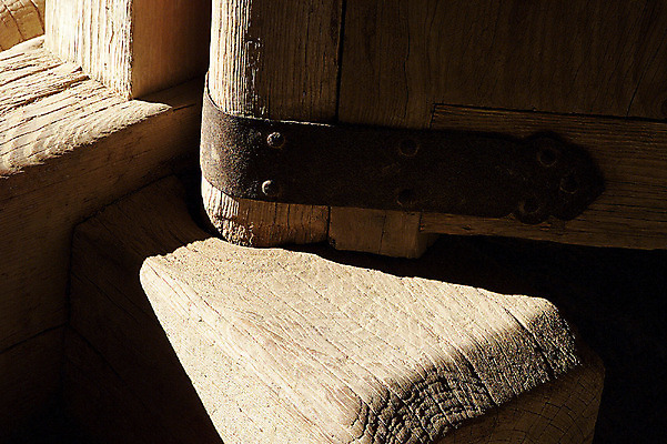 포토 JPG 주간 나무 한국문화 한국전통 전통 건축 전통문화 고건축 건축양식 출입구 한옥 주택 한국 그림자 근접촬영 사람없음 야외 건물 목재 빛 문 동양건축 빈티지 오픈 전통문 목조 나무문 경첩 문지방 국내포토 자연요소 식물 동양문화 건축물 아시아 문화 뷰포인트 컨셉 재료 파일형식 동양