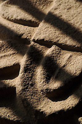 포토 JPG 주간 한국문화 한국전통 전통 문양 전통문화 조각 백그라운드 무늬 한국 석조 그림자 근접촬영 사람없음 야외 빛 조형물 조각상 전통무늬 전통문양 돌_바위 돌조각 부조 조각_조소 국내포토 자연요소 동양문화 아시아 문화 뷰포인트 미술 조소 파일형식
